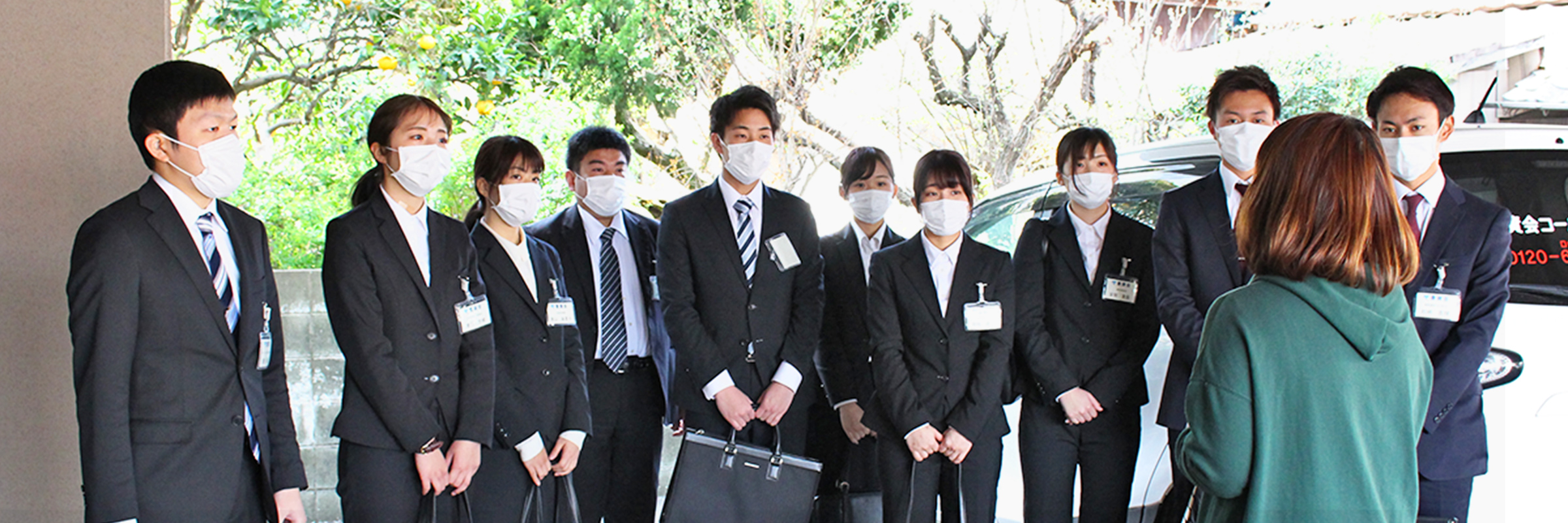 豊資会　会社説明会の様子　複数の学生が加野クリニックの前に並んでいる